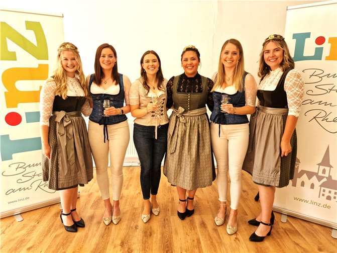 Die neuen Weinmajestäten Sophie Stöcker (l.), Antonia Izabela Wegner (3.v.r.) und Nina Engels-Riegel (r.) übernahmen das Amt von Vanadis Thees (2.v.l.), Victoris Heckenbach (3.v.l.) und Yasmin Sieger (2.v.r.).  Fotos: AWi