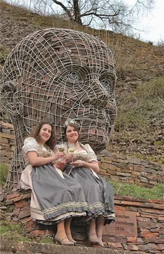 Die neuen Weinmajestäten, Weinkönigin Eva und Weinprinzessin Marie.privat