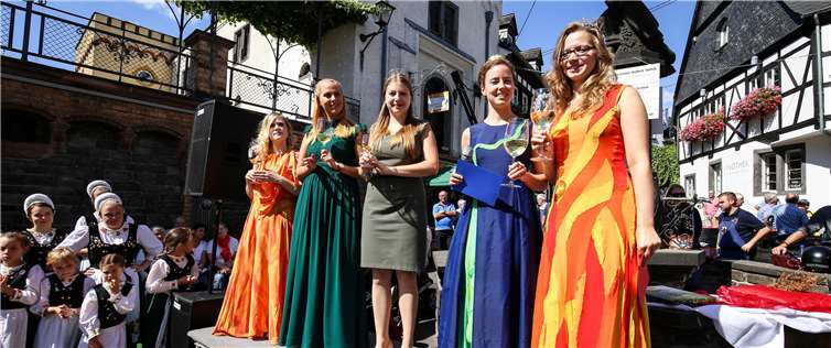 Die neuen Weinmajestäten lieben den Wein und verstehensich als Team, das mit Freude ihrer Aufgabe gerecht werden möchte.