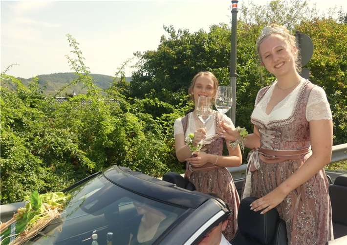 Die neuen Weinmajestäten mit Königin Jana und Prinzessin Alina haben in Bremm die Regentschaft übernommen. Fotos: TE
