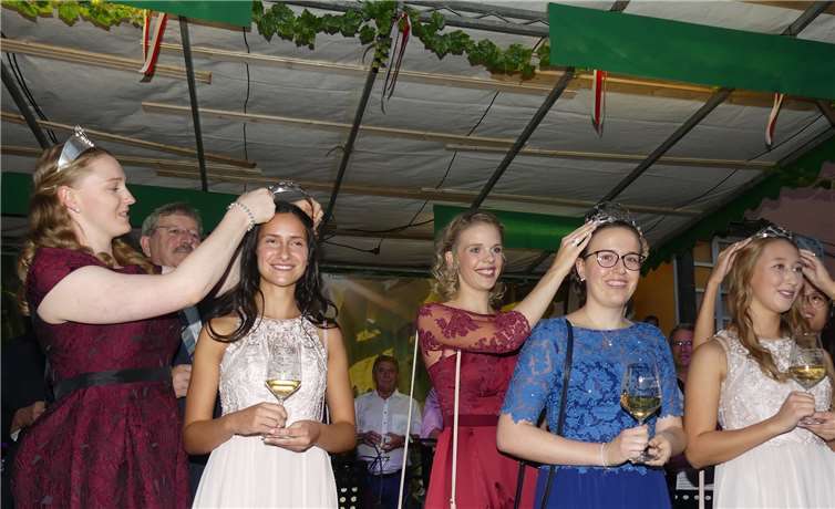 Die neuen Weinmajestäten wurden von ihren Vorgängerinnen Lisa I. und Bichi,sowie von Moselweinkönigin Laura gekrönt.