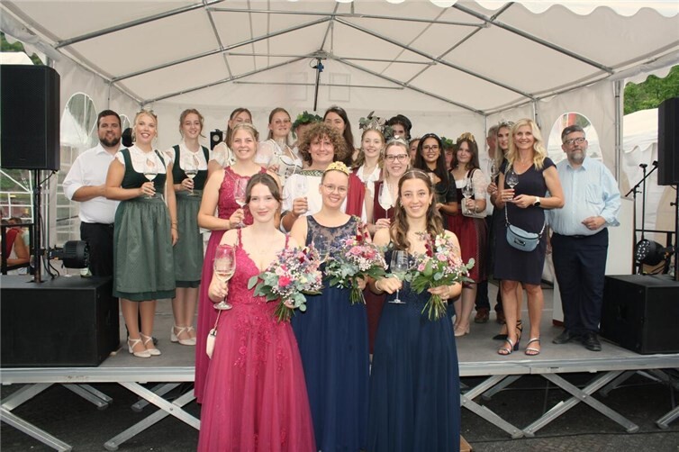Die neuen Weinregentinnen stimmten mit Weinmajestäten aus der Region die Besucher auf weinfröhliche Festtage ein.
