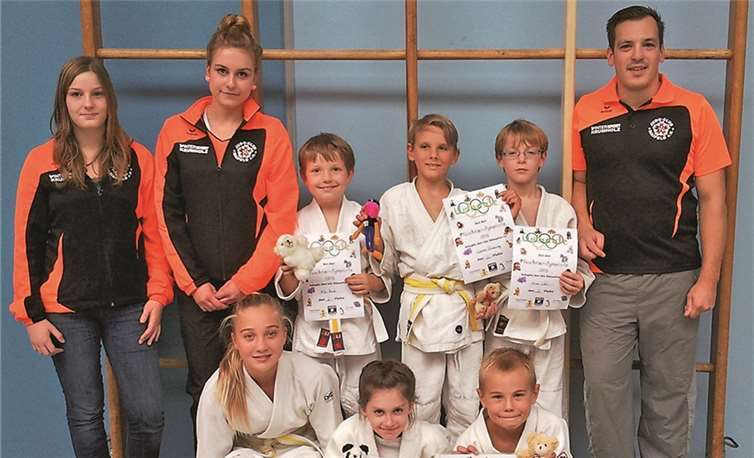 Die neuen Wettkampf-Judoka des JC Maifeld e.V. nach dem erfolgreichen U10 Bezirksturnier in Koblenz mit den Trainern Maike Krämer, Ellen Röser und Holger Schenk.JC Maifeld
