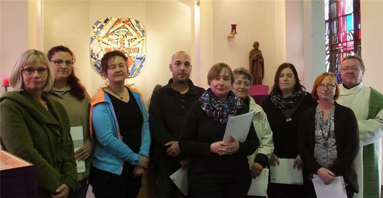 Die neuen Wortgottesdiensthelfer Nicole Theiler, Petra Neideck-Pung, Tim Palm, Katja Prämassing, Elisabeth Hilgert-Jung, Stephanie Pohl und Beate Fischer (v.l.) gemeinsam mit Einrichtungsleiterin Klaudia Racke-Hackenbruch (links) und Pfarrer Ralf Birkenheier (rechts). Caritas Zentrum, Mendig