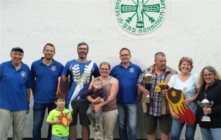 Die neuen Würdenträger Lutz und Nadine Kindling mit Familie und Schützenfreunden. Privat