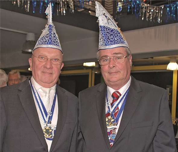 Die neuen Würdenträger des höchsten Ordens des Närrischen Corps Blau-Weiß „Pour le Carneval“ (v. l.): Frank Bastian und Karl-Heinz Bischoff. US