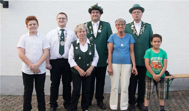 Die neuen Würdenträger in Adendorf: v.li. Liam Krüger, Benedikt Wagner, Christel Naumann,Tobias Merzenich, Christiane Hoch, Brudermeister Wolfgang Kader, Michael Erke. Foto: CEW