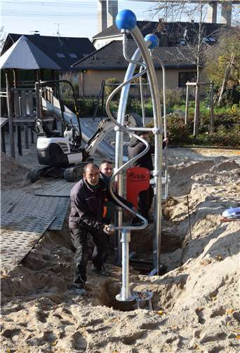 Die neuen attraktiven Geräte auf dem Heppinger Spielplatz in der Nikolaus-Molitor-Straße stellten Facharbeiter im Auftrag der Kreisstadt auf.Foto: privat
