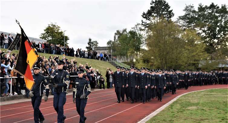 Die neuen, auszubildenden Polizeibeamten marschieren zur Vereidigung.Fotos: EICH