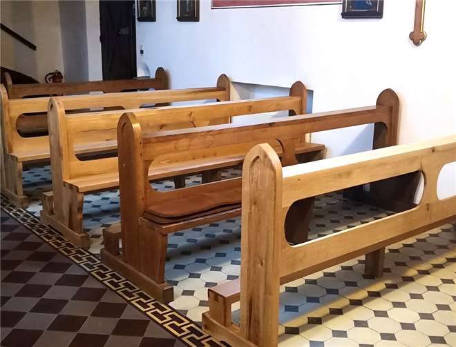 Die neuen eichenen Kirchenbänke wurden nach dem Vorbild der wenigen noch vorhandenen Originale gefertigt.
