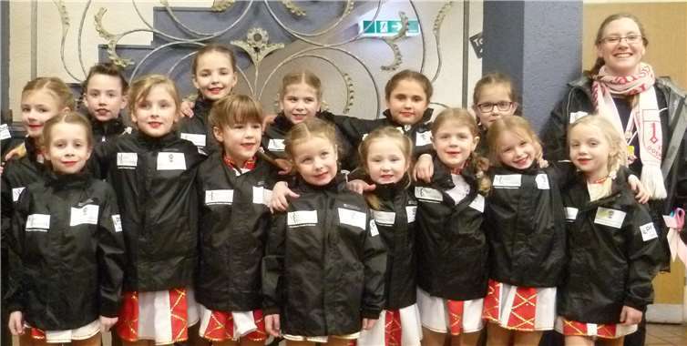 Tanzgarden starteten in die neue Session Die neuen gesponserten Regenjacken für die Kinder und ihre Betreuerin Karin Doll wurden stolz präsentiert.