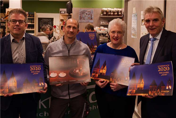 Die neuen klimaneutral produzierten Kalender präsentieren: Christian Heller (Wirtschaftsförderung), Peter Froitzheim (Fotos), Nicole Anker und Claus Peitz (Bürgermeister).Foto: privat