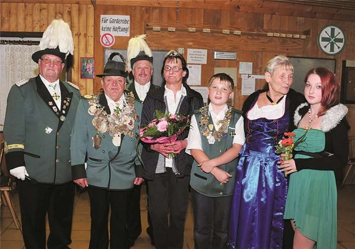 Die neuen und alten Würdenträger: v.li. 1. Vorsitzender Franz Zerwas, Schützenkönig Peter Hoffmann, Oberleutnant Harald Braun, Königin Anne Hoffmann, Prinz Fabian Jokiel, Ex-Königin Dora Zerwas und Ex-Prinzessin Chantal Jokiel. -RÜ-