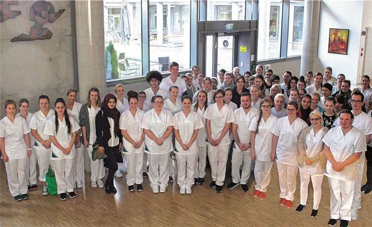 Die neuen und erfahrenen Auszubildenden ergänzen sich perfekt bei dem Projekt „Schüler leiten Schüler an“.privat