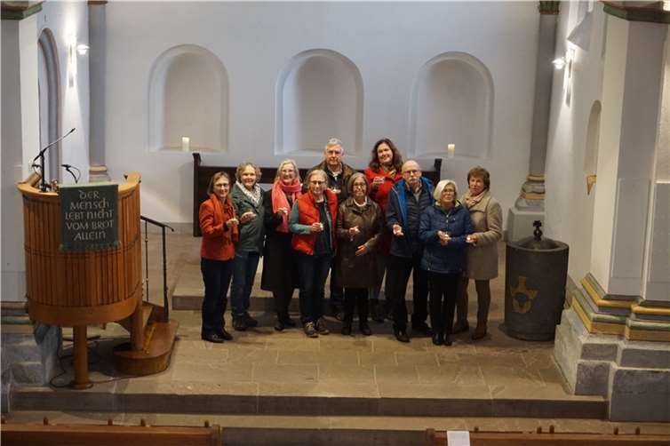 Die neuen zertifizierten Kirchenführerinnen und Kirchenführer mit den Kursleiterinnen Pfarrerin Margit Büttner (ganz links) und Claudia Schittek (ganz rechts). In der Hand halten sie jeweils eine Kerze, welche für jeden einzelnen im Gottesdienst angezündet wurde. Foto: Kossmann