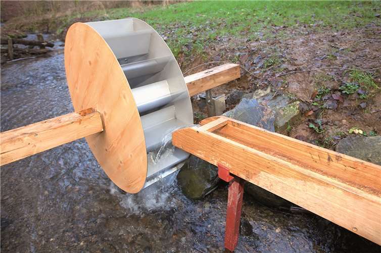 Die neueste Attraktion auf dem Waldlehrpfad in Daufenbach, das Wasserrad, das Strom produziert.