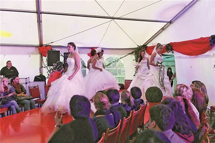 Die neueste Brautmode wird den Besuchern in einer Modenschau, an beiden Tagen um 13 und 15 Uhr, präsentiert. privat