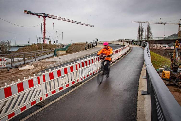 Die neugebaute Südrampe der Pfaffendorfer Brücke ist mittlerweile teilweise für den Fuß- und Radverkehr geöffnet. In den vergangenen Tagen wurde hier eine provisorische LED-Beleuchtung von bisher Unbekannten entwendet.Foto: Stadt Koblenz/Andreas Egenolf