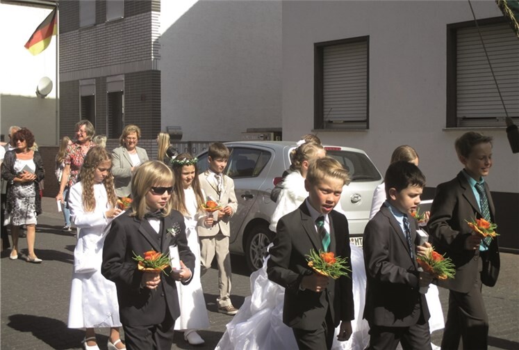 Die neun Kommunionkinder aus Kaltenengers während der Fronleichnamsprozession. privat