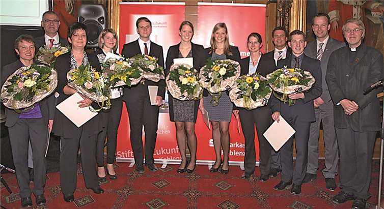 Die neun Preisträgerinnen und Preisträger freuten sich gemeinsam mit Prof. Dr. Paul Rheinbay (Rektor der Philosophisch-Theologischen Hochschule Vallendar) und Matthias Nester (Vorsitzender des Fördervereins Wirtschaft und Wissenschaft) über ihre Auszeichnungen. US