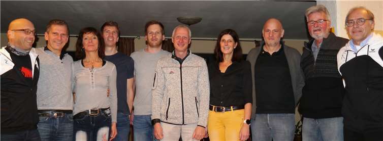 Die neun Sportabzeichen Absolventen des Lauftreffs Puderbach mit Lauftreffchef Karl-Werner Kunz (2.v.r.): Gerd Scholze, Joachim Best, Manuela Flemmer, Jendrik Graß, Michael Hoben, Jörg Dittrich, Heike Blum, Gerd Dilthey, Dietrich Rockenfeller.Quelle: LT Puderbach