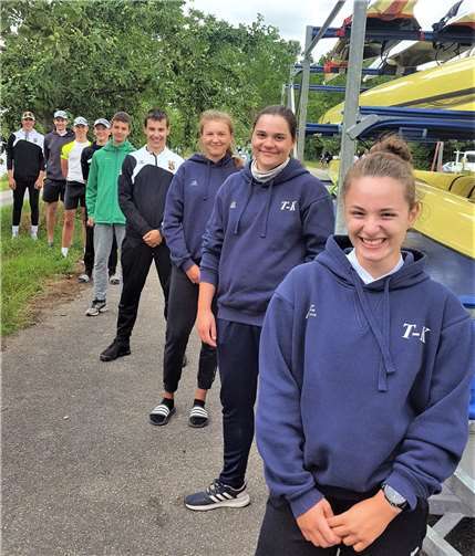 Die neun Sportler der Rudergesellschaft Treis- Karden stellen sich zum ersten Mal in diesem Jahr nach einer Regatta zu einem Foto. Mit fünf erste Plätzen, sechs zweiten und einem dritten waren sie wieder sehr erfolgreich. Foto: Tus Treis-Karden