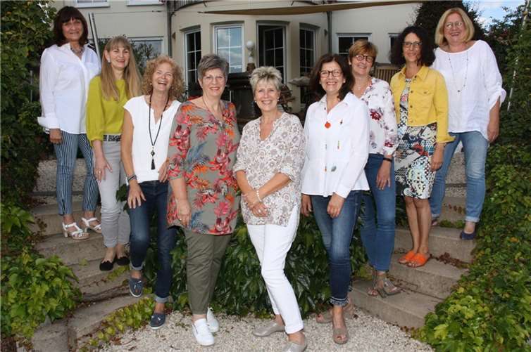 Die neun Vereinsmitglieder des Vereins BenefitZ - Wir helfen Kindern e.V. Foto: privat