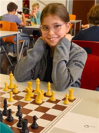 Die neunjährige Nathalie Stein aus Mayen ist immer gut gelaunt während ihrer Schachpartien.  Foto: privat