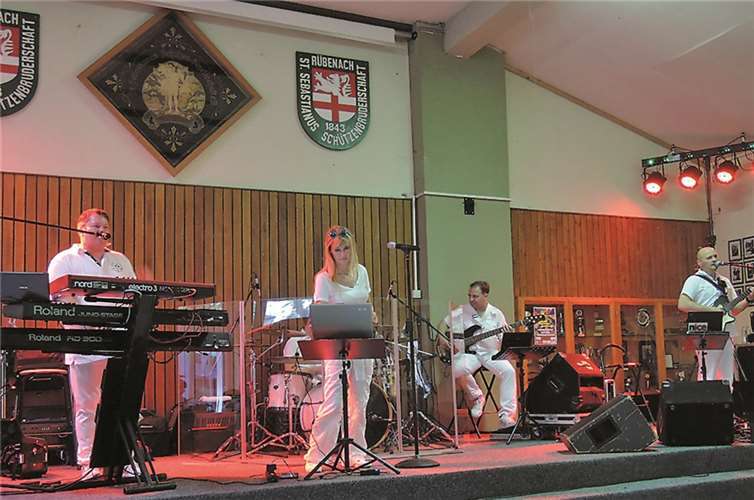 Die „nice-Partyband“ sorgte während der Königsball-Nacht für die richtige Feierstimmung.