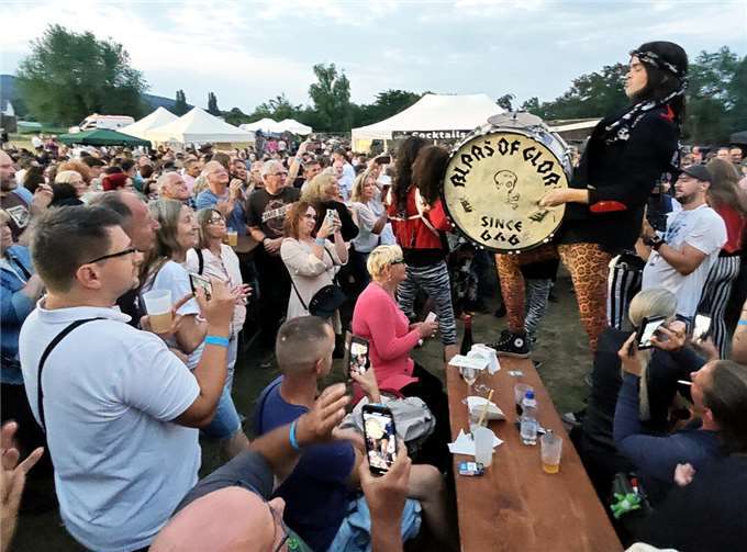 Summer-Rock auf der Mendiger Museumslay begeisterte 2500 Fans Die niederländische Band Blaas of Glory spielte mitten in den Zuschauermengen.