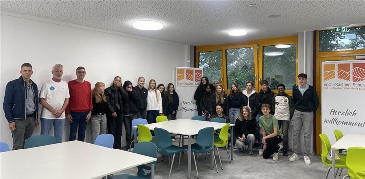 Vom Ahrtal in die Antike: Schüler entdecken die Römervilla Die niederländische Gruppe mit Schulleiter Marco Bastiaansen (l). in der neuen Mensa der EKS. Foto: EKS
