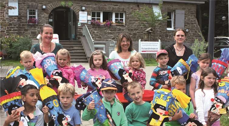 Die noch Kindergarten- und bald Schulkinder präsentierten stolz ihre Schultüten.privat