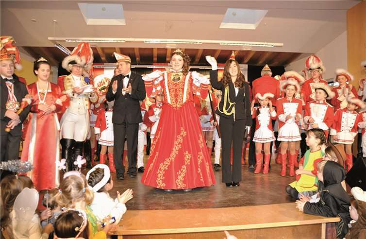 Die noch amtierende Kinderprinzessin Anna I. (Vaupel) mit ihrer Adjutantin Jolina Hofmann. privat