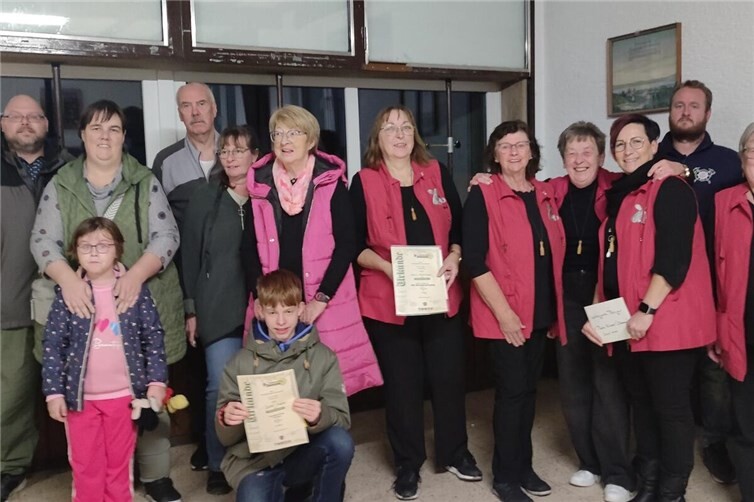 Die noch anwesenden Vertreterinnen und Vertreter der Vereine Schützenbruderschaft Bell, KC „Weil kummen mir“ und FFW Bell nach der Siegerehrung.