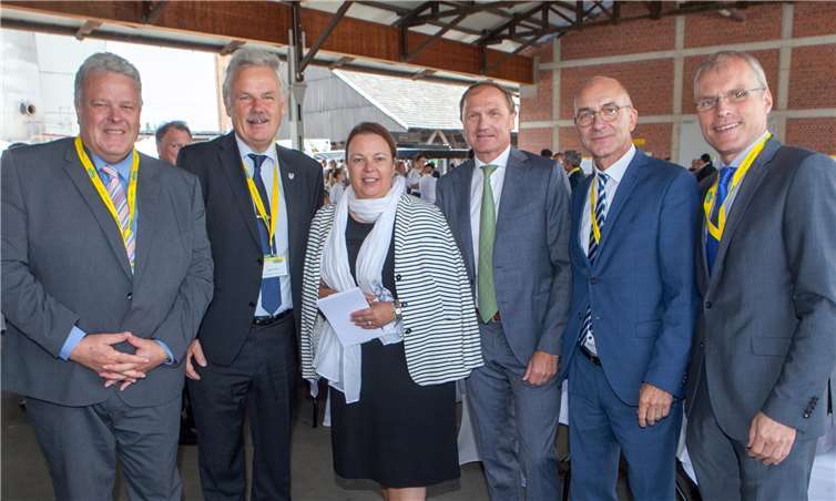 Die nordrhein-westfälische Ministerin für Landwirtschaft und Umwelt, Ursula Heinen-Esser (Mitte), gratulierte Geschäftsführer Stefan Franceschini (4.v.l.) ebenso zum 125-jährigen Bestehen der Grafschafter Krautfabrik wie (v.l.) IHK-Präsident Stefan Hagen, Rheinbachs Bürgermeister Stefan Raetz, Meckenheims Bürgermeister Bert Spilles und Landtagsabgeordneter Oliver Krauß. - JOST -