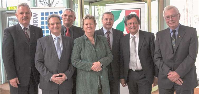 Die nordrhein-westfälische Schulministerin, Sylvia Löhrmann, nahm die offizielle Einweihung des fast acht Millionen Euro teuren Objektes vor. VJ