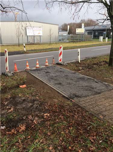 Die notwendigen Pflasterarbeiten am Parkplatz des Dorfgemeinschaftshauses zur Straßenanbindung laufen auf Hochtouren. privat
