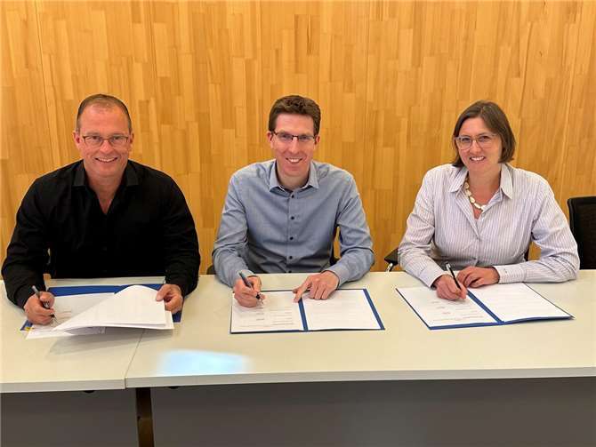 Die öffentlich-rechtliche Vereinbarung ist unterzeichnet (von links): Jörg Lempertz, Bürgermeister VG Mendig, Sebastian Busch, Bürgermeister VG Pellenz, und Kathrin Laymann, Bürgermeisterin VG Rhein-Mosel.  Foto: Stefan Pauly/VG-Verwaltung Mendig