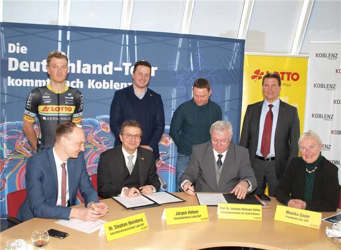 Die öffentliche Unterzeichnung des Sponsorenvertrages zwischen Lotto Rheinland-Pfalz und der Stadt Koblenz fand in den Räumen von Lotto Rheinland-Pfalz statt. Anwesend waren dabei unter anderen: Dr. Stephan Weinberg (Aufsichtsratsvorsitzender Lotto RLP), Jürgen Häfner (Geschäftsführer Lotto RLP), Oberbürgermeister Joachim Hofmann-Göttig und Monika Sauer (Präsidentin des Sportbund Rheinland). (vorne v.l.)