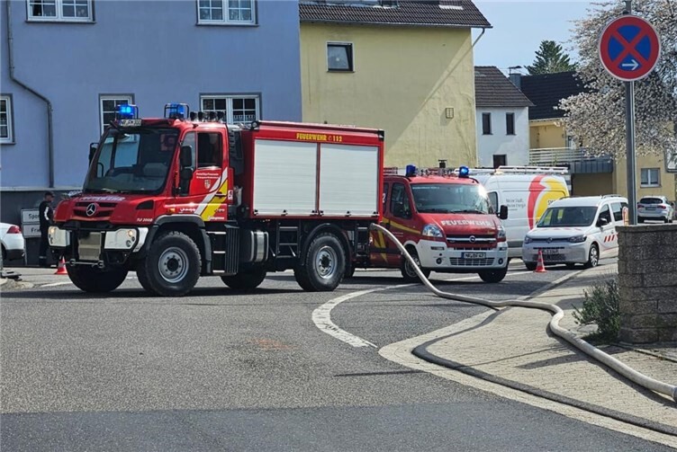 Die örtliche Feuerwehr aus Melsbach, unterstützt von der Einheit aus Rengsdorf, evakuierte umgehend die angrenzenden Wohnhäuser.