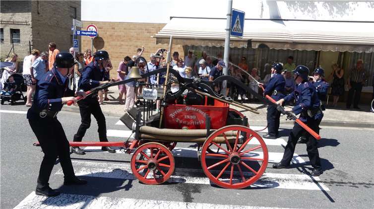 Die örtliche Feuerwehr zeigte ihren alten Spritzenwagen.