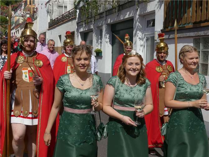 Die örtliche Römergruppe geleitete die amtierenden Weinmajestäten zum Festplatz an der Mosel.