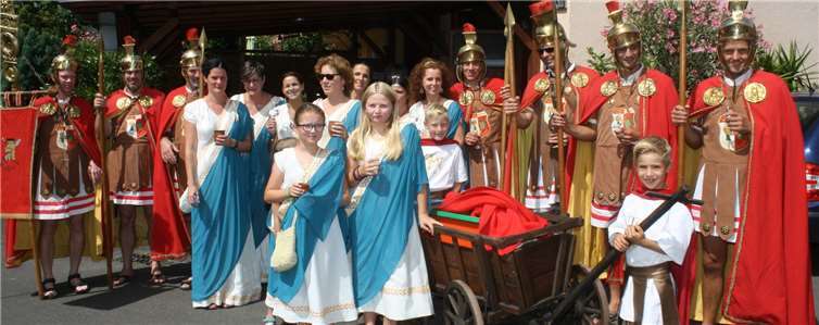 Die örtliche Römergruppe reihte sich ebenfalls in den farbenfrohen Festumzug mit ein. - TE-