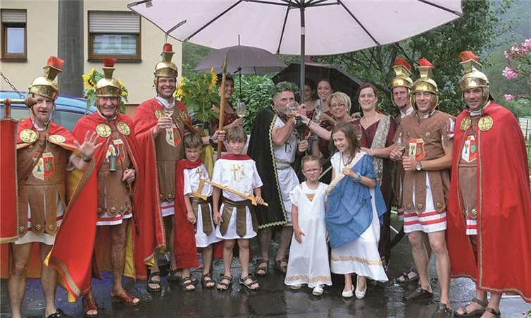 Die örtliche Römergruppe und Weingott Bacchus mit seinen Bacchantinnen ließen sich ebenfalls nebst Festgästen vom Feiern nicht abhalten.  TE