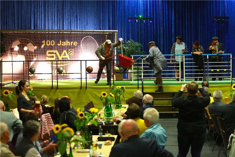 100 Jahre Spiel und Sport in Arzbach  Die örtliche Theatergruppe spielte eine extra für den Anlass einstudierte Vorstellung.