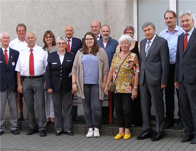 Die örtliche Vernetzung ist für Bernhard Schneider (1.v.r.) ein wesentlicher Bestandteil erfolgreicher Rotkreuzarbeit.  Lothar Spitzley