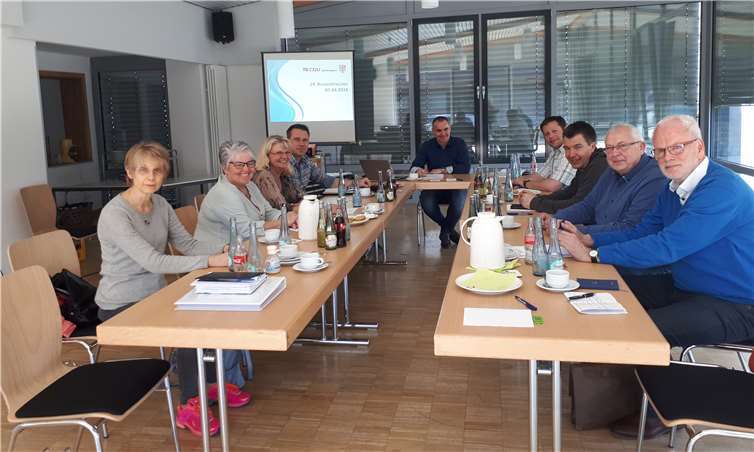 Die örtlichen CDU-Funktionsträger aus Vorstand, Fraktion und den Ausschüssen trafen sich unter anderen um über anderen, um über aktuelle Themen zu debattieren.privat