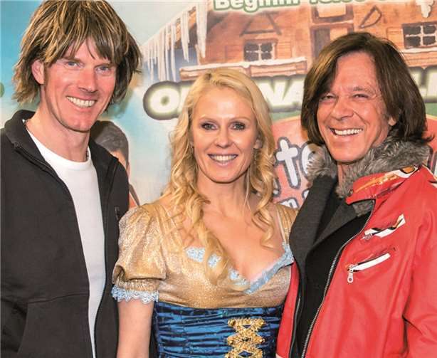 Die österreichische Moderatorin Ulrike Kriegler, Lebensgefährtin von FC-Erfolgstrainer Peter Stöger, präsentiert bei der SOMMERGAUDI am Tanzbrunnen die Superstars der Partyszene, Jürgen Drews (rechts) und Mickie Krause (links). privat