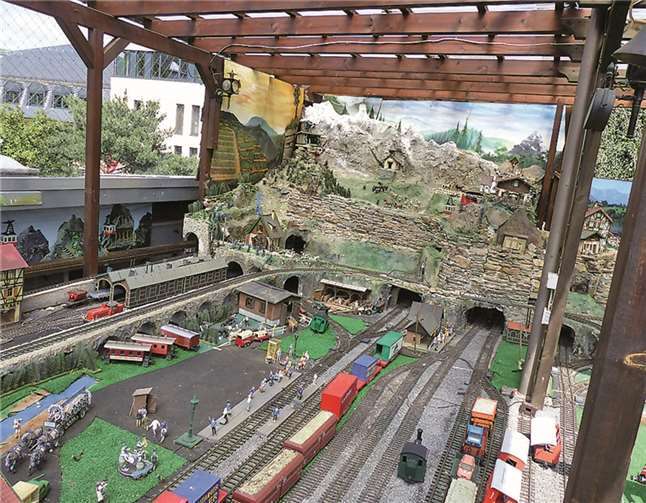 Die offene Dacheisenbahn.