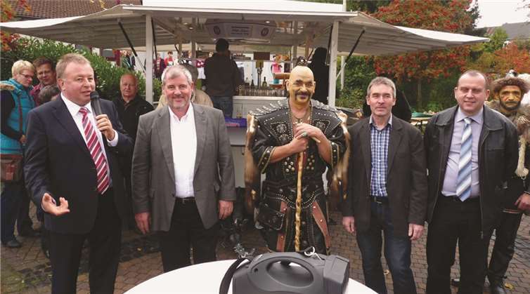 Die offizielle Eröffnung des 10. Kromperefestes (v.li): Landrat Dr. Jürgen Pföhler, Ortsbürgermeister Manfred Sattler, Hunnenkönig Attila, Organisator Klaus Erler und VG-Bürgermeister Johannes Bell.FRE